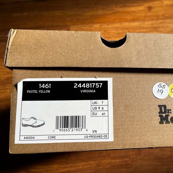 Dr. Martens 1461 Virginia Soft Leather Shoes Women's Size 9 Pastel Yellow - Picture 4 of 14